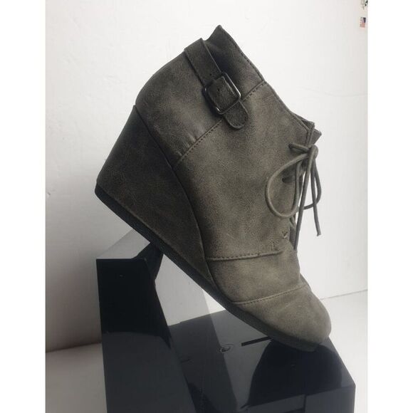 Women's Lace-Up Wedge Ankle Boots size 9.5 With Buckle Strap In Gray Faux Suede - Picture 5 of 9
